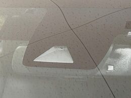 【トヨタセーフティセンス】走行中に前方の車両等を認識し、衝突しそうな時は警報とブレーキで衝突回避と被害軽減をアシスト。より安全にドライブをお楽しみいただけます。