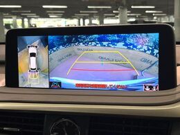 【パノラミックビューモニター】専用のカメラにより、上から見下ろしたような視点で360度クルマの周囲を確認することができます☆死角部分も確認しやすく、狭い場所での切り返しや駐車もスムーズに行えます。