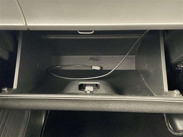 【グローブボックス】車検証ケースや、日頃使う小物類の収納に便利ですね！