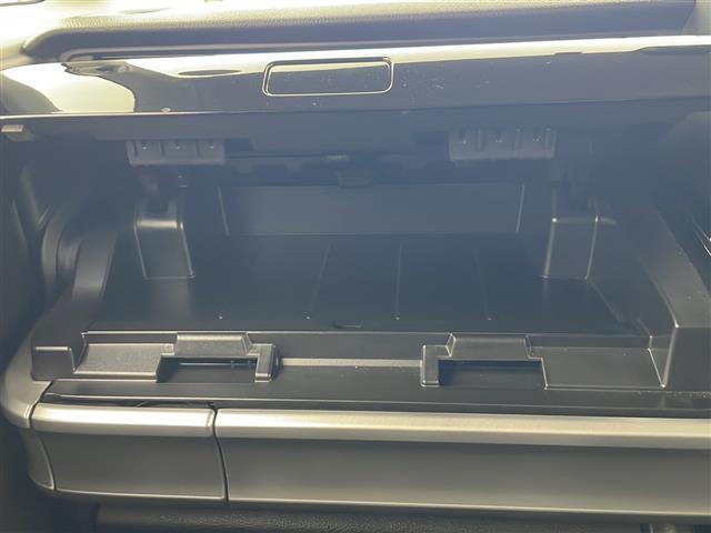 【グローブボックス】車検証ケースや、日頃使う小物類の収納に便利ですね！