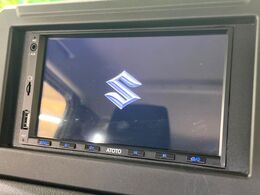 【ディスプレイオーディオ】お持ちのスマホやMP3プレイヤーとの無線接続で音楽再生が可能！コードで繋ぐわずらわしさも無く、手軽にお気に入りの音楽を楽しめます。