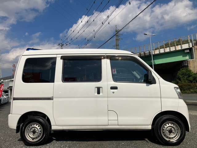 横から☆当店は全国販売、納車（店頭契約）を自信もって行っております。お車を自社便もしくは提携陸送会社にてご自宅までお届けします。納車場所を教えて頂ければ陸送費及び他府県登録費用をお見積りいたします☆