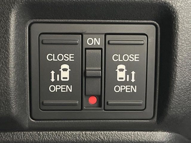【両側パワースライドドア】スマートキーや運転席のスイッチで後席両側スライドドアの開閉が可能♪電動だから力を入れてドアを開ける必要が無く、小さなお子様でも簡単に開け閉めでき快適です♪