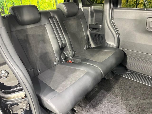 後部座席も気になるようなキズ・汚れやへたり等、大きなダメージはなく、良好な状態です。