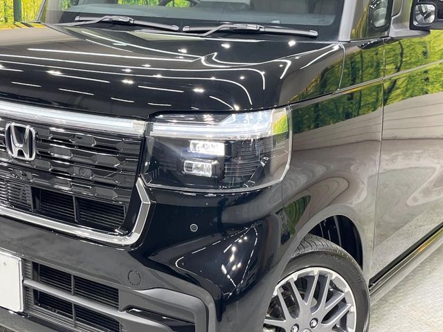 【LEDヘッドライト】悪天候や夜間走行時も良好な視界を確保し安心して運転できる高輝度LEDヘッドライトを装備！点灯速度が早く、消費電力も抑えられています。