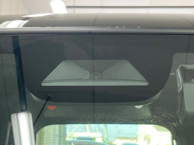 【ホンダセンシング】走行中に前方の車両等を認識し、衝突しそうな時は警報とブレーキで衝突回避と被害軽減をアシスト。より安全にドライブをお楽しみいただけます。