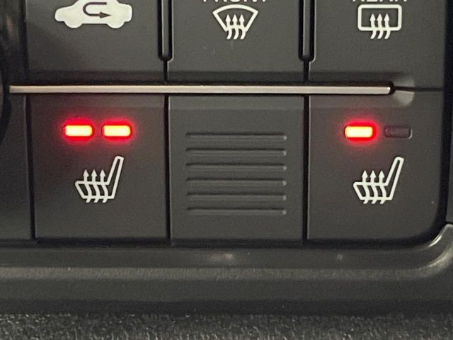 【シートヒーター】寒い日に重宝するシートヒーター！エアコンより早く温まってくれるので寒がりの人も安心ですね♪エアコンの温風は乾燥するから苦手、という方にもをおすすめです。