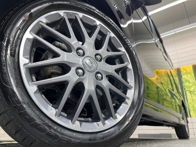 【純正アルミホイール】外観にマッチした純正アルミホイールを装着しております。各種社外アルミホイールや、スタッドレスタイヤも取扱いしております。是非ご相談ください♪