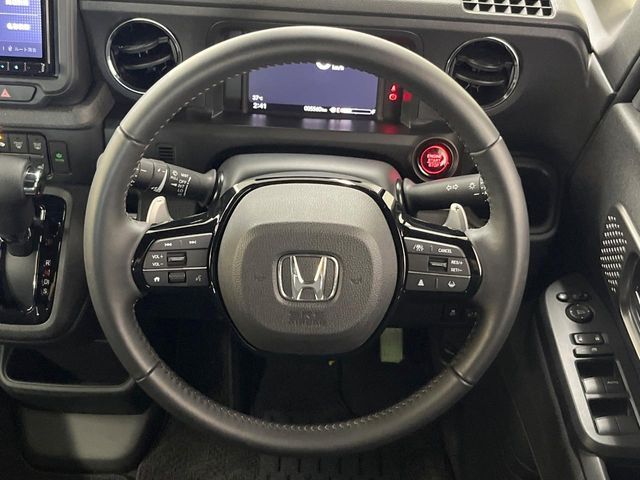 【パドルシフト】ハンドルから手を離さずに素早くシフトアップ＆ダウンができるので、エンジンブレーキを使う下り坂や高速道路の合流で加速したい場面で役立ちます。