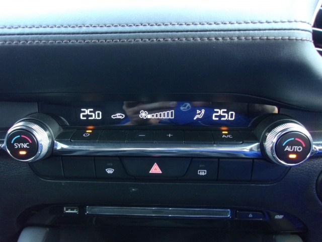 【オートエアコン】温度を設定すれば自動的に風量が調節できるオートエアコンを装備！車内も快適ですね！