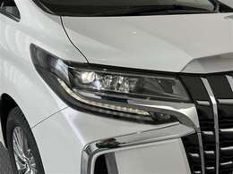 LEDヘッドライトです。デザイン性がよくとても明るいので、夜間の走行や悪天候でも安心です。しかも長寿命！