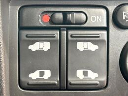 【両側パワースライドドア】スマートキーや運転席のスイッチで後席両側スライドドアの開閉が可能♪電動だから力を入れてドアを開ける必要が無く、小さなお子様でも簡単に開け閉めでき快適です♪