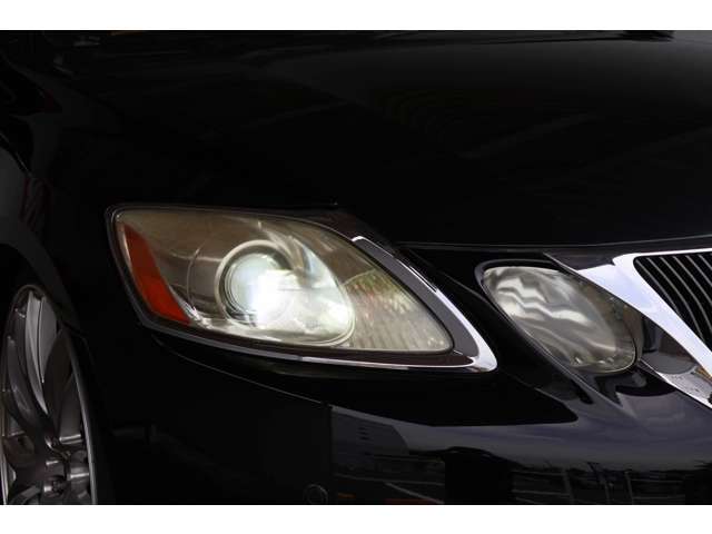 HIDヘッドライト標準装備です。悪天候や夜間走行も安心して運転できます。