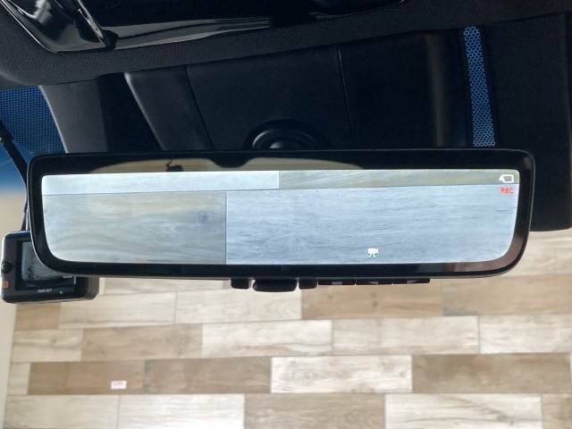 【デジタルインナーミラー】を搭載しております。ミラーにより後方確認ができますので、駐車の際などに役立ちます。
