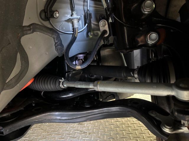 お車を安心してお乗りいただく為には、足回りの定期点検が欠かせません。サービスサポート（有償保証）では無料点検もご提供しており、安心のカーライフをお過ごしいただけるサポート体制が整っています。