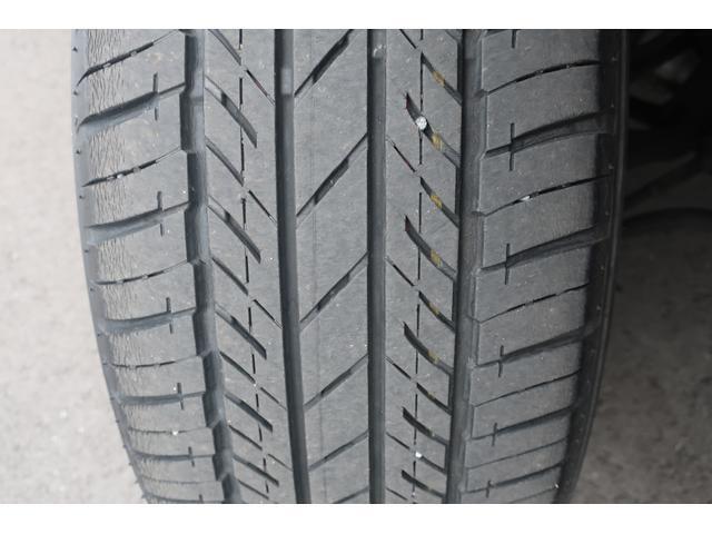 タイヤの残り溝の状態です。