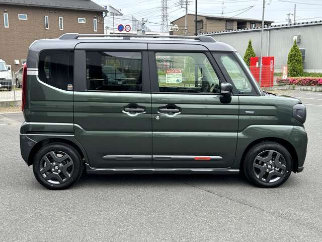 純正9インチナビゲーション搭載。フルセグTV/Bluetooth/AppleCarPlay/Android対応　全方位モニター/スズキコネクト対応。