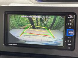 【バックカメラ】駐車時に後方がリアルタイム映像で確認できます。大型商業施設や立体駐車場での駐車時や、夜間のバック時に大活躍！運転スキルに関わらず、今や必須となった装備のひとつです！