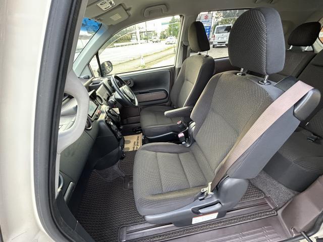 目立ったシミや汚れ、内張の傷などもなく、非常に清潔感ある室内空間です。