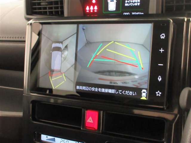 後退時に全方位カメラが作動し、周囲の状況が確認できます。