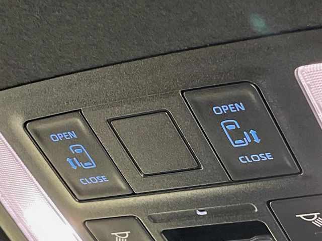 【両側パワースライドドア】スマートキーや運転席のスイッチで後席両側スライドドアの開閉が可能♪電動だから力を入れてドアを開ける必要が無く、小さなお子様でも簡単に開け閉めでき快適です♪