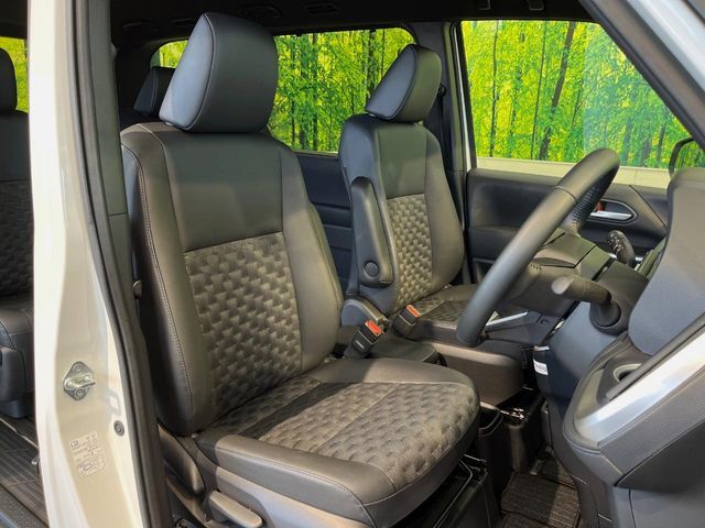 運転席まわりには十分なスペースがあり、大柄な方でもゆったり運転していただける環境です。