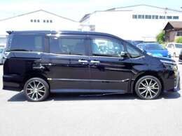 お車で来られる際の最寄りのインターは姫路バイパス姫路東ランプです。降りて北に2キロほど走って頂き、ファミリーマートの向かいが当店です。山陽自動車道をご利用の際は播但連絡道路　花田IC、降りて南に5キロ