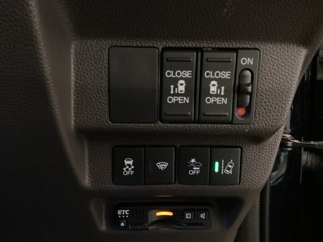 両側電動スライドドアは運転席から操作ができるよう、操作スイッチが付いています。Hondaセンシング用のVSA解除とレーンキープアシストシステムなどのメインスイッチも装備しています。