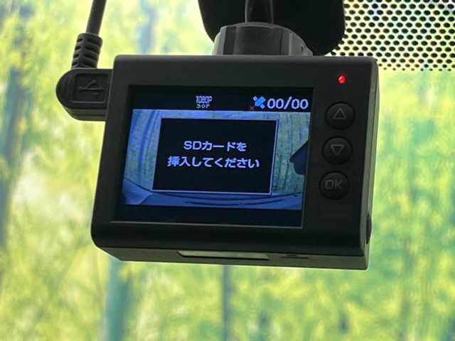 【ドライブレコーダー】安心・安全なカーライフに必須のドライブレコーダーを装備！走行中はもちろん、あおり運転や事故に遭遇した際の状況も映像で記録し、万一のリスクに備えます。