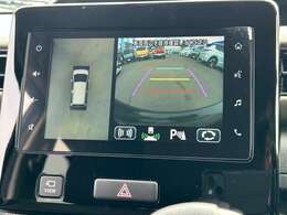 【アラウンドビューモニター】クルマを真上から見下ろしているかのような映像によって、車庫入れや縦列駐車などの駐車時に、自車と駐車位置の関係をひと目で確認でき、スムースな駐車をサポートします。