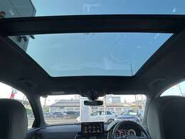●サンルーフ『天井の開放感を感じられ、風景を楽しむことができます。車のデザインにおいてもサンルーフは高級感やスタイリッシュさを演出します。』