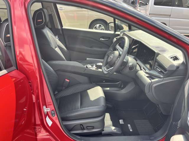【ゆったりと運転してください】足元空間も広く、スムーズに乗り降りもいただけます♪