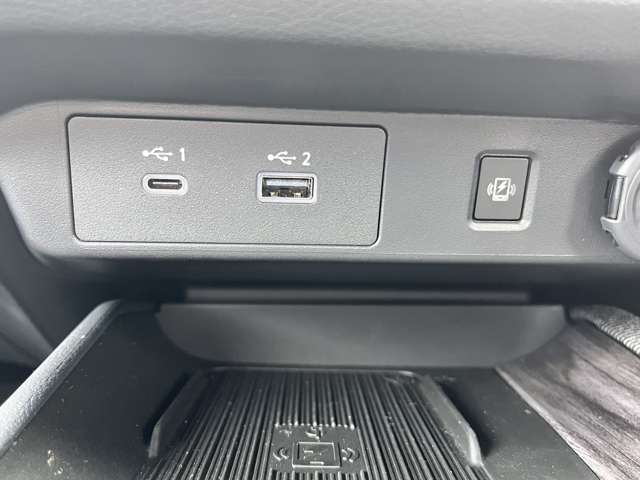 携帯電話を置くだけで充電してくれます。対応外の機種はUSBケーブルで充電可能です。