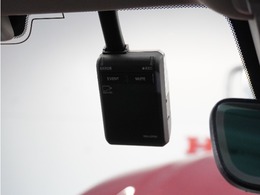 ◆ドライブレコーダー◆映像・音声などを記録する自動車用の装置です。　もしもの事故の際の記録はもちろん、旅行の際の思い出としてドライブの映像を楽しむことができます。
