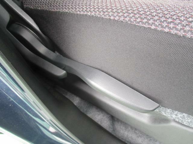 運転席にはシートリフターが付いています。シート側面のレバーで座面の高さ調節ができます！！