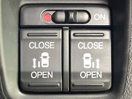 【両側パワースライドドア】スマートキーや運転席のスイッチで後席両側スライドドアの開閉が可能♪電動だから力を入れてドアを開ける必要が無く、小さなお子様でも簡単に開け閉めでき快適です♪