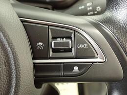 先行車との車間距離を保ちながら加速・減速してくれる「アダプティブクルーズコントロール」を装備しています。ロングドライブに最適ですね！