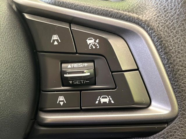【全車速追従機能付クルーズコントロール】高速道路での長距離走行が楽に！！自動で速度を保つクルーズコントロールが、衝突軽減システムと連携し、前方の車両を感知して車間を保つように速度調節してくれます！！