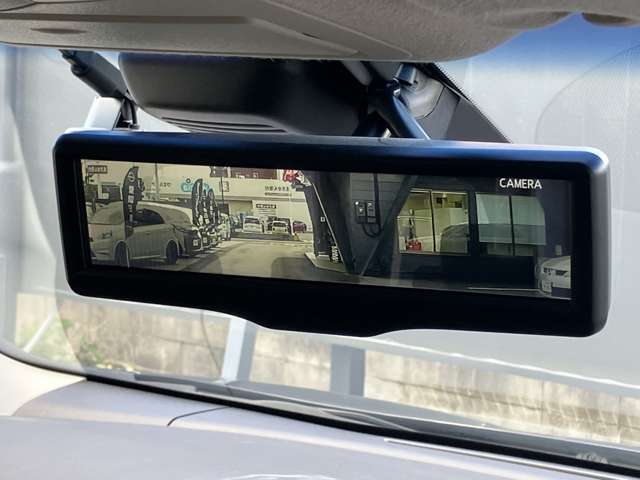 大好評「インテリジェントルームミラー」！車両後方のカメラ映像がミラーに映るので、乗員や荷物が多くても安心♪夜間や悪天候の日でもクリアな映像で視界良好です◎