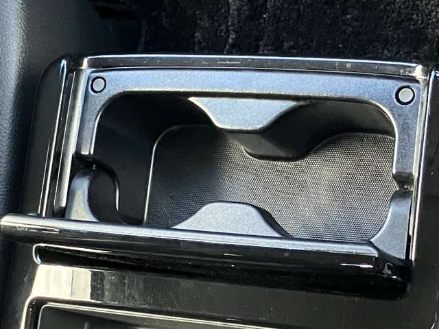 手の届きやすい位置に設置されたドリンクホルダー。