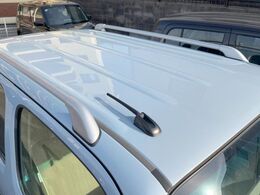 【ルーフレール】外観の魅力を引き立てるとともに、ウィンタースポーツや釣り、ロードバイク等で使う各種ギアを積むキャリア取り付けベースに！アクティブなカーライフを楽しむには必須の装備ですね！