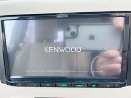 【ディスプレイオーディオ】お持ちのスマホやMP3プレイヤーとの無線接続で音楽再生が可能！コードで繋ぐわずらわしさも無く、手軽にお気に入りの音楽を楽しめます。