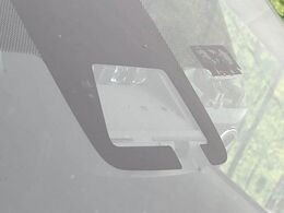 【トヨタセーフティセンス】走行中に前方の車両等を認識し、衝突しそうな時は警報とブレーキで衝突回避と被害軽減をアシスト。より安全にドライブをお楽しみいただけます。
