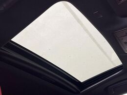 【ムーンルーフ】開放感たっぷりの希少装備、ムーンルーフが装着されています！車内に明かりを取り入れたり景色を楽しむ以外にも、車内の空気も簡単に換気できて快適です！