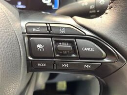 【レーダークルーズコントロール】高速道路での長距離走行が楽に！！自動で速度を保つクルーズコントロールが、衝突軽減システムと連携し、前方の車両を感知して車間を保つように速度調節してくれます！！