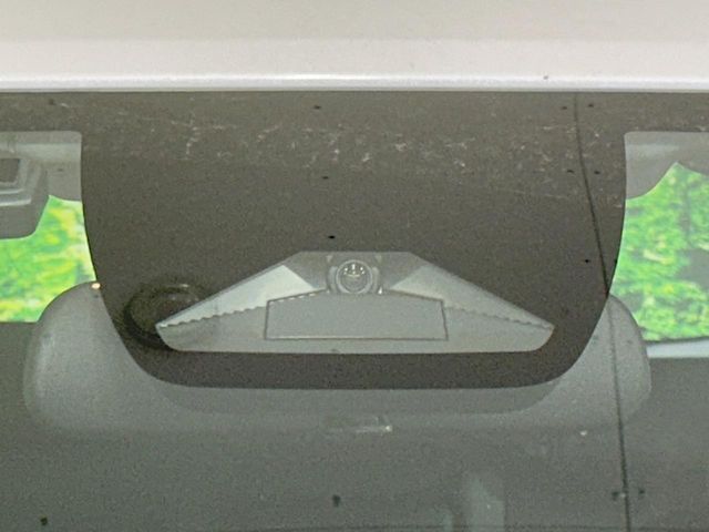 【ホンダセンシング】走行中に前方の車両等を認識し、衝突しそうな時は警報とブレーキで衝突回避と被害軽減をアシスト。より安全にドライブをお楽しみいただけます。