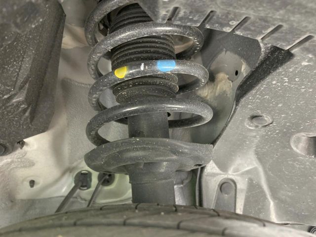 お車を安心してお乗りいただく為には、足回りの定期点検が欠かせません。サービスサポート（有償保証）では無料点検もご提供しており、安心のカーライフをお過ごしいただけるサポート体制が整っています。