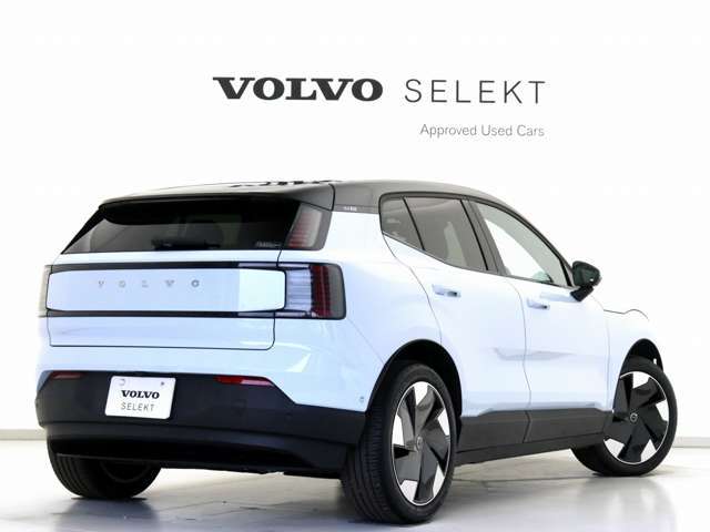 【ドア・オープニング・アラート】EX30には、自車後方から接近するサイクリストを検知し、ドライバーや乗員が不用意にドアを開けて進路を妨害してしまう事態を防止する、先進の安全機能が搭載されています。