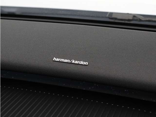 【harman/kardon】5つのスピーカーを内蔵したサウンドバーにより、ドライバーを包み込む音場を実現しました。また、洗練されたミニマルデザインは、キャビンをスタイリッシュに彩ります。