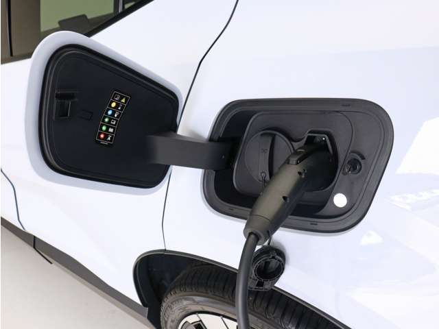 急速充電は、商業施設など外出先の公共の充電ステーションでご利用いただけます。CHAdeMO規格に準拠した150kWの急速充電器を使用した場合、充電率10％から80％まで、約32分で充電できます。